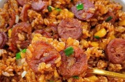 香肠蒸饭,快乐又美味!(健康餐桌上的新宠,肉香四溢,口感细腻。)