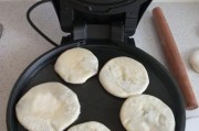 以洋葱肉末馅饼为主题的美食制作教程（简单易学，营养美味的洋葱肉末馅饼教程）