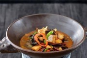 咸鱼烧鲜肉，烹制不失口感的美食（传统佳肴的新搭配，让你品味不同的味道）
