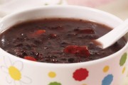 香气四溢的羊肉鸡蛋玉米面（以羊肉为主料，搭配鸡蛋和玉米面，口感丰富）