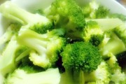 健康美味的洋葱炒西兰花（用家常食材打造健康餐桌，营养美味无负担）