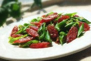 美食推荐——香肠炒青椒（以家常做法，快速烹饪美味佳肴）