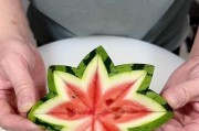 鲜榨西瓜皮，既美味又健康（西瓜皮的营养价值及多种做法）